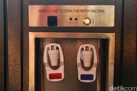 Ada dispenser air di bus