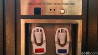 Selain televisi, bus tersebut juga dilengkapi dengan dispenser.