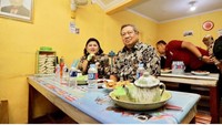 Menurut Ibu Ani sajian di sini enak. Bersantapnya juga istimewa karena dihibur musisi lokal. Foto: Instagram aniyudhoyono