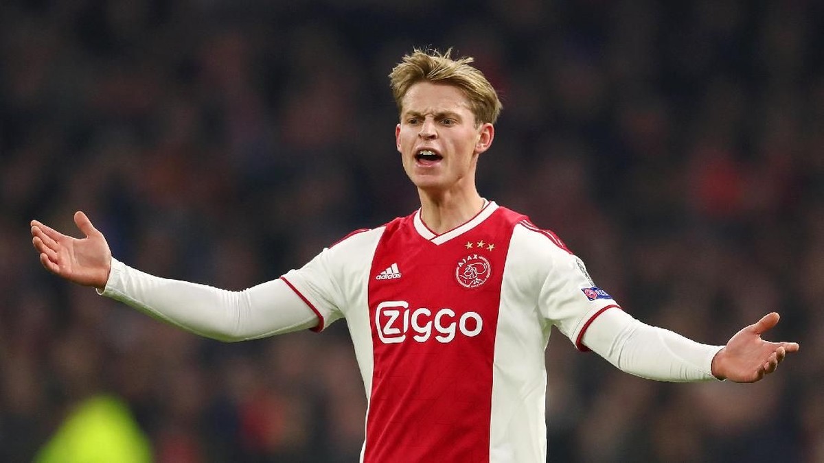 Frenkie De Jong mengalami cedera hamstring. (Foto: Lars Baron/Getty Images)