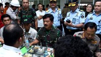 Panglima TNI Marsekal TNI Hadi Tjahjanto, S.I.P bersama Menteri Ketenagakerjaan RI Hanif Dhakiri dan Kapolri Jenderal Tito Karnavian mengunjungi wilayah Morowali di Sulawesi Tengah, Rabu (13/2/2019). Istimewa/Dok. Kabidpenum Puspen TNI.