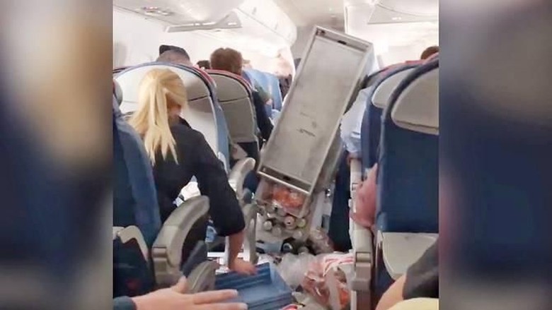 Delta Airlines Menukik 2 Kali karena Turbulensi Parah, 5 Orang Luka Delta Airlines Menukik 2 Kali karena Turbulensi Parah, 5 Orang Luka