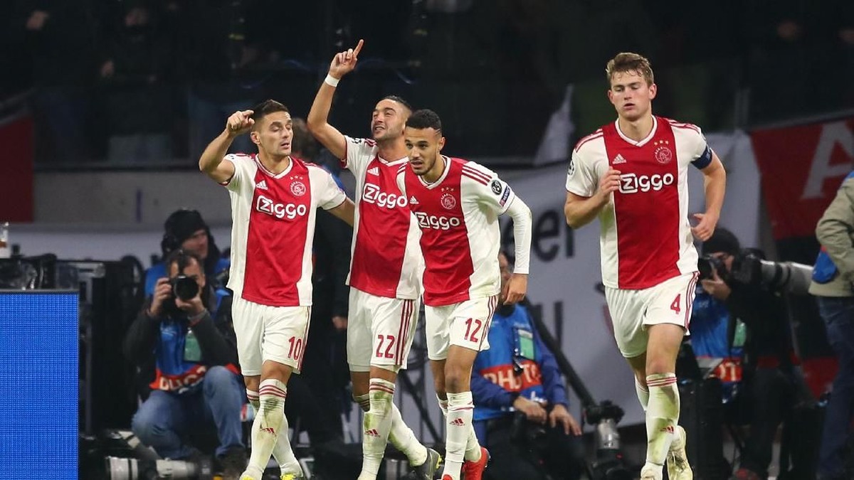 Ajax Amsterdam dituntut untuk bisa baca permainan melawan Juventus. (Foto: Lars Baron/Getty Images)