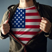 Pria Amerika juga termasuk jajaran pria yang romatis karena mereka bersedia pergi dan meluangkan waku untuk melakukan berbagai ritual pacaran. Ketika merencanakan makan malam, pria Amerika akan menyiapkan malam romantis yang penuh dengan lilin, makanan laut, wine, dan cokelat. Bahkan tak jarang mereka memberikan pakaian mewah sebagai hadiah. Foto: iStock