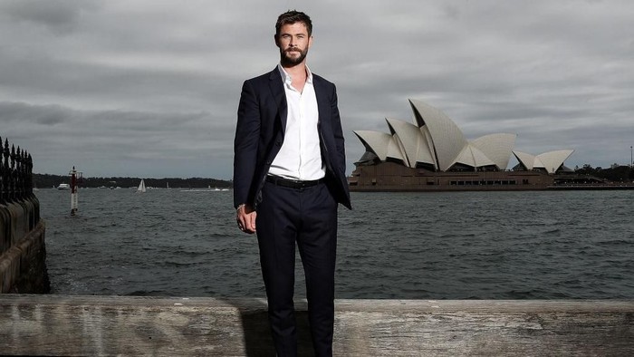 SYDNEY, AUSTRALIA - OCTOBER 15:  Chris Hemsworth poses during a photo call for Thor: Ragnarok on October 15, 2017 in Sydney, Australia.  (Photo by Mark Metcalfe/Getty Images for Disney)