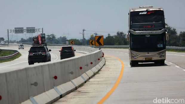 Perusahaan Otobus (PO) Putera Mulya baru saja meluncurkan layanan Bus Trans Jawa, di Pulogebang Jakarta Timur, Kamis (14/2). Bus ini mampu melaju 120 km/jam di jalan Tol.