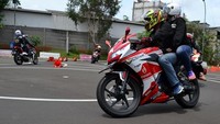 Tim Safety Riding Promotion (SRP) Makn Dealer sepeda motor Honda Jakarta Tangerang, PT. Wahana Makmur  Sejati (WMS) ajak pasangan yang rayakan hari Valentine harus berperilaku aman saat kendarai motor. Dok. Wahan Artha Group.