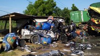 Kecelakaan itu awalnya terjadi karena sopir truk tronton dengan No. pol L-8758-AH mengantuk dan kurang konsentrasi. Akibatnya, kendaraan itu berjalan ke kanan masuk jalur lawan sehingga mengalami kecelakaan lalu lintas dengan tractor Head dengan no.pol L-9945-UF.