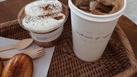 Es kopi ini terlihat sangat menyegarkan yaaaa. Foto yang diambil Melody memang selalu bikin netizen ngiler. Foto: Instagram@melodyprima