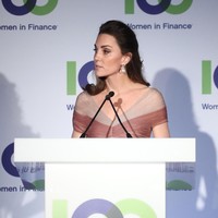 Kate menambahkan aksesori anting dari Kiki McDonough, yang pernah ia pakai di pernikahan adiknya, Pippa Middleton. Foto: Dok. Getty Images