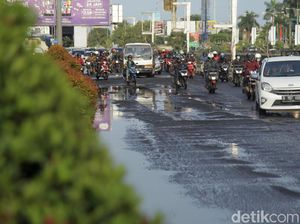 Banyak Jalan Rusak di Musim Hujan, Ini Cara Riding yang Aman