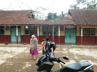 Diduga Sudah Lapuk, Atap Kelas SD Sumberjaya Ciamis Ambruk