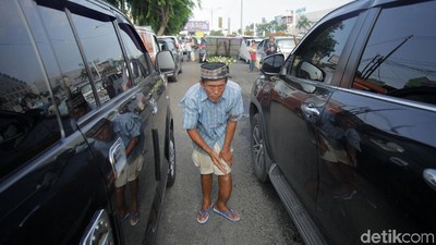 Potret Pengemis di Tengah Kepadatan Lalu-lintas di Bekasi