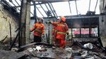 Petugas Damkar Padamkan Api yang Lahap Dua Ruko di Cipadung