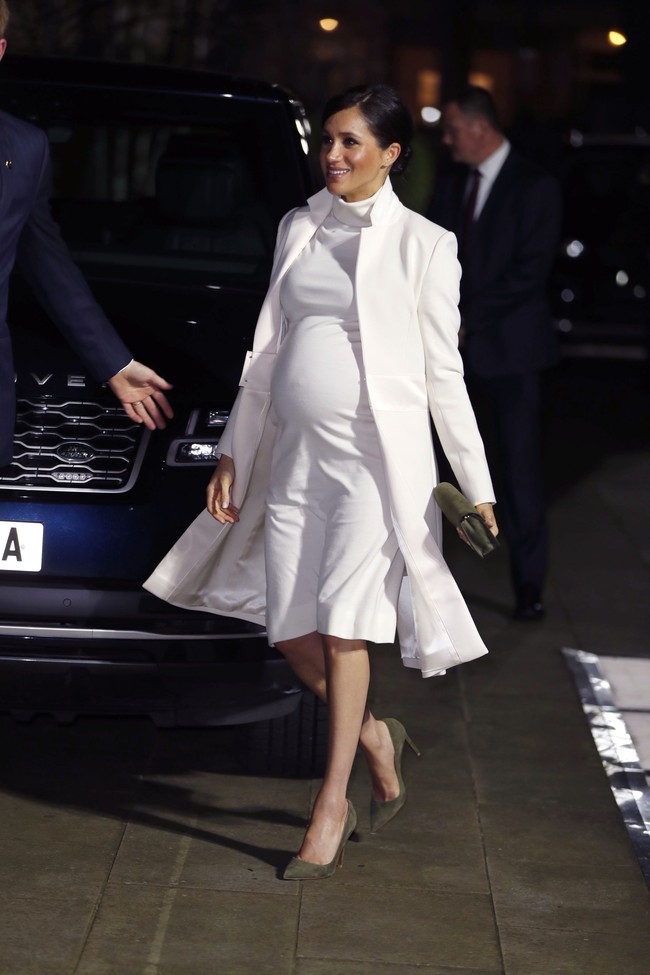 Untuk menyempurnakan gayanya, Meghan lalu memadukan busana tersebut dengan clutch hijau zaitun dan pointed-heels berwarna senada.  Foto: Getty Images