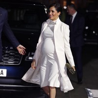 Untuk menyempurnakan gayanya, Meghan lalu memadukan busana tersebut dengan clutch hijau zaitun dan pointed-heels berwarna senada.  Foto: Getty Images