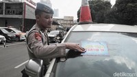 Efek jera diberikan dengan menempelkan stiker di kaca mobil.