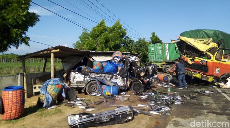 Sopir Ngantuk Picu Kecelakaan Beruntun di Tuban, 1 Orang Tewas Sopir Ngantuk Picu Kecelakaan Beruntun di Tuban, 1 Orang Tewas
