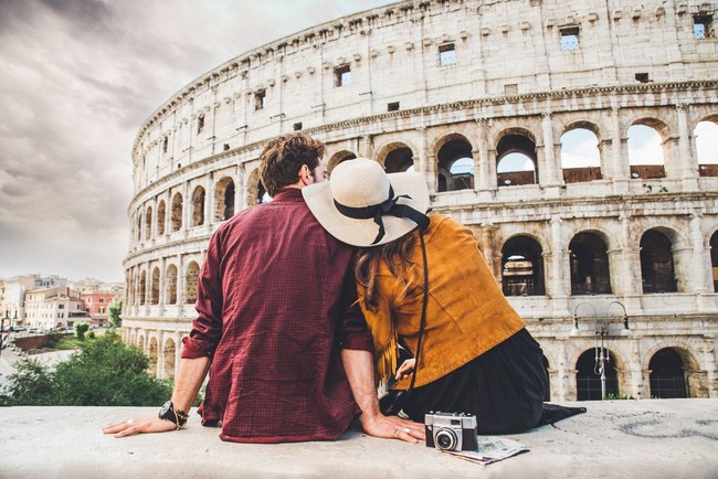 Kata romance atau asmara, disebut-sebut karena terinspirasi dari Roma, salah satu kota terkenal di Italia. Artinya, segala sesuatu yang ada di Italia selalu dianggap romantis. Seperti dikutip dari The Talko, biasanya pria Italia merayu wanita dengan pembawaan mereka yang indah, makananlezat, wine, kisah hidup dan bahasa yang mereka yang merdu. Jika menginginkan pria yang dapat memenuhi segala kebutuhan wanita, tidak ada yang lebih baik dari pria Italiano. Foto: iStock