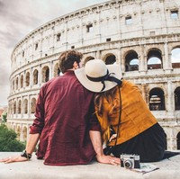 Kata romance atau asmara, disebut-sebut karena terinspirasi dari Roma, salah satu kota terkenal di Italia. Artinya, segala sesuatu yang ada di Italia selalu dianggap romantis. Seperti dikutip dari The Talko, biasanya pria Italia merayu wanita dengan pembawaan mereka yang indah, makananlezat, wine, kisah hidup dan bahasa yang mereka yang merdu. Jika menginginkan pria yang dapat memenuhi segala kebutuhan wanita, tidak ada yang lebih baik dari pria Italiano. Foto: iStock