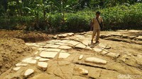 Menurut cerita, Pasir Goong ini masuk daerah peninggalan Kerajaan Kawasen. Pasir artinya bukit kecil, sedangkan goong artinya gong gamelan. Konon tempat ini untuk menyimpan gamelan dan pertunjukan hiburan kerajaan (Dadang/detikTravel)