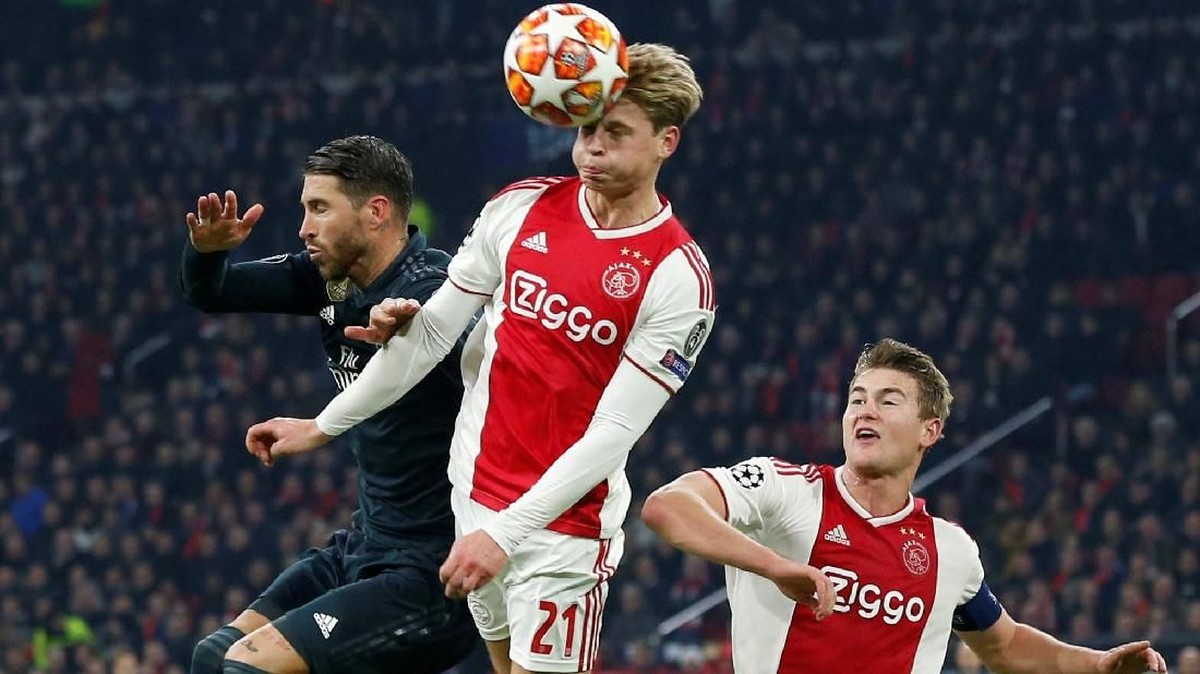 Pemain muda Ajax Amsterdam, Frenkie de Jong, penasaran dengan Juventus (REUTERS/Eva Plevier)