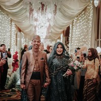 Pada acara resepsi, ia mengenakan busana bernuansa emerald. Gaun bertabur payet cantik itu dibuat senada dengan veil yang ia kenakan. Foto: Mezzo Photo / Instagram @mezzophotoupdate