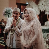 Saat akad nikah, Risa tampil cantik mengenakan busana bernuansa nude. Ia memakai kebaya modern bertabur payet yang dipadukan dengan kain batik. Foto: Mezzo Photo / Instagram @mezzophotoupdate