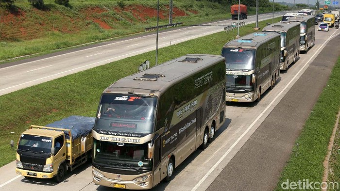 Perusahaan Otobus (PO) Putera Mulya baru saja meluncurkan layanan Bus Trans Jawa, di Pulogebang Jakarta Timur, Kamis (14/2). Bus ini mampu melaju 120 km/jam di jalan Tol.