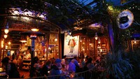 Restoran The Little Door yang ada di Los Angeles menggabungkan konsep Parisian dengan West Hollywood. Restoran ini menjadi destinasi favorit di hari Valentine. Apalagi dengan suasana romantis dengan hidangan khas Prancis Moroko. Foto: Istimewa