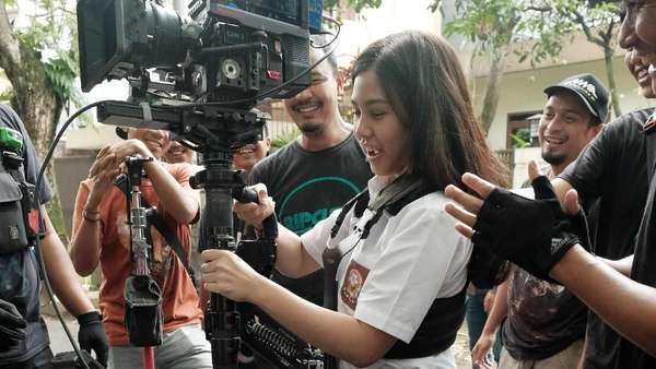 Foto Eksklusif Keseruan Syuting Dilan 1991 Foto Eksklusif Keseruan Syuting Dilan 1991