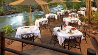 Berkunjung ke Arizona ada restoran Cress on Oak Creek at L’Auberge de Sedona yang menyatu dengan alam. Pengalaman makan malam romantis, akan semakin menarik dengan sungai dan pepohonan rimbun yang natural. Foto: Istimewa