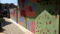 Di sana, juga ada pot bunga. Lokasi ini jadi lokasi wisata baru bagi masyarakat Kota Banda Aceh. Kawasan tersebut juga mulai tertata rapi, namun masih terlihat adanya kandang terbak milik warga dekat jalan. Agus Setyadi/detikcom.