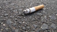 Tentu saja, rokok! Mirisnya, semua orang nampaknya sudah tahu tentang bahaya rokok yang menyebabkan kanker paru dan kanker mulut, tapi terkesan tidak peduli. Sedih. (foto: iStock)