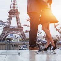 Orang-orang Prancis terkenal dengan sikapnya yang romantis dan mereka sangat mengerti tentang bahasa cinta. Selain itu orang Prancis juga suka membicarakan tentang asmara, dan membuat orang di dekatnya merasa sangat spesial. Selain itu sebutan French Kiss tidak muncul beggitu saja tanpa alasan. Istilah ini muncul ketika tentara Inggris dan Amerika pulang ke rumah setelah Perang Dunia I. Mereka mencium istri dan kekasihnya dengan penuh gairah dan sensualitas. Ternyata, mereka belajar cara mencium ini dari orang Prancis! Foto: iStock