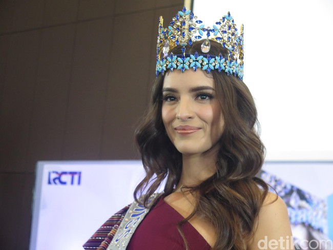 Datang ke Indonesia sejak Senin (11/2/2019), Miss World 2018 berkesempatan mengunjungi korban gempa Lombok bersama Miss Indonesia Alya Nurshabrina, dan ketua Miss Indonesia Liliana Tanoesudibjo. Vanessa mengungkapkan keprihatinannya dan mengakui banyak orang di sana yang membuat hatinya tersentuh. Foto: Anggi Mayasari/Wolipop