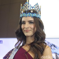 Datang ke Indonesia sejak Senin (11/2/2019), Miss World 2018 berkesempatan mengunjungi korban gempa Lombok bersama Miss Indonesia Alya Nurshabrina, dan ketua Miss Indonesia Liliana Tanoesudibjo. Vanessa mengungkapkan keprihatinannya dan mengakui banyak orang di sana yang membuat hatinya tersentuh. Foto: Anggi Mayasari/Wolipop
