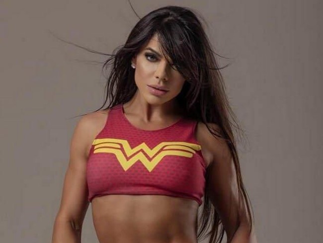 Tak main-main, lempengan besi itu seberat 20kg. Dalam foto tersebut, Suzy tampil dengan busana  bertema Wonder Woman sambil mengangkat beban dengan bokongnya. Foto: dok. Instagram (@suzycortezoficial)