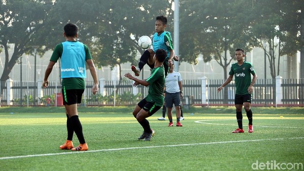 Garuda Muda Panasi Mesin Sebelum Terbang ke Kamboja