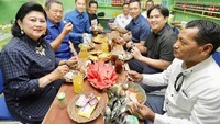 Nah, saat di Cilacap Ibu Ani sarapan di Gudeg Bu Didin, Pasar Sidodadi. Nenek 4 cucu ini berujar, Rasanya enak, tidak terlalu manis, ditambah opor, oseng tempe dan sambal. Joss. Foto: Instagram aniyudhoyono