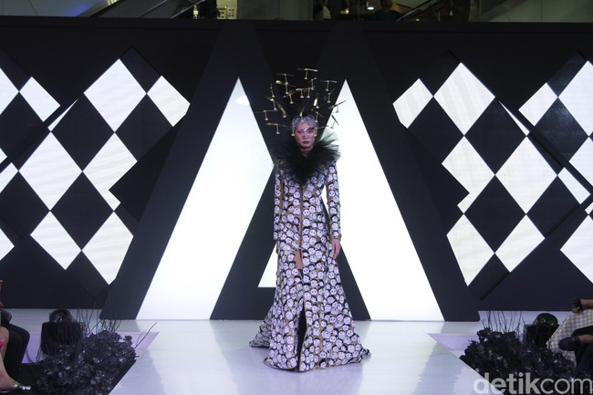 Ivan Gunawan berkolaborasi dengan Doraemon Jepang untuk menciptakan sebuah gaun mewah yang dipamerkan pertamakalinya di pekan mode Doraemon, Modo 2019. Foto: Mohammad Abduh/Wolipop