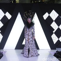 Ivan Gunawan berkolaborasi dengan Doraemon Jepang untuk menciptakan sebuah gaun mewah yang dipamerkan pertamakalinya di pekan mode Doraemon, Modo 2019. Foto: Mohammad Abduh/Wolipop