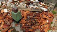 Akibat kejadian ini anak-anak yang sekolah disini harus direlokasi ke GOR desa setempat.
