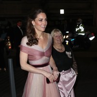 Penampilan ala putri kerajaan Kate Middleton disempurnakan sepatu pump sequin keemasan dari Oscar de la Renta seharga 568 poundsterling atau Rp 10 jutaan. Foto: Dok. Getty Images