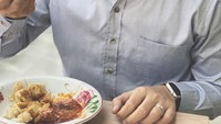 Penyiar radio asal Bandung itu juga penyuka sajian tradisional. Kali ini Dimas makan bakso tahu. Kelihatannya enak, ya! Foto: Instagram dimasta_