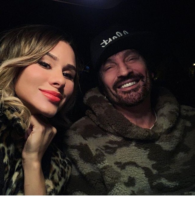 Wanita asal Amerika Serikat ini berbagi foto dirinya dan tunangannya, musisi Tommy Lee di Instagram dengan judul. Dengan pacar Asia saya Yoshi, jangan beri tahu Tommy. Foto: Instagram