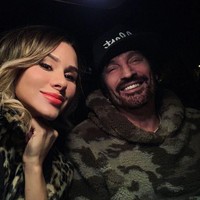 Wanita asal Amerika Serikat ini berbagi foto dirinya dan tunangannya, musisi Tommy Lee di Instagram dengan judul. Dengan pacar Asia saya Yoshi, jangan beri tahu Tommy. Foto: Instagram