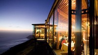 Mau makan malam dengan pemandangan laut lepas? Mampir saja ke restoran Sierra Mar at Post Ranch Inn di California. Restoran ini punya pemandangan laut yang menakjubkan, memanjakan para pengunjung dibalik kaca besar. Foto: Istimewa