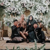 Risa kembali memilih hijab segi empat berwarna dengan gaya sederhana. Berbeda dari kebanyakan pasangan pengantin, sang suami Dimas Tri Adityo memakai busana bernuansa cokelat. Foto: Mezzo Photo / Instagram @mezzophotoupdate