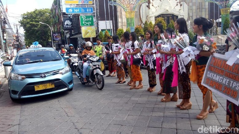 KPU Bali Bagi-bagi Mawar Sambil Ajak Milenial Tak Golput KPU Bali Bagi-bagi Mawar Sambil Ajak Milenial Tak Golput